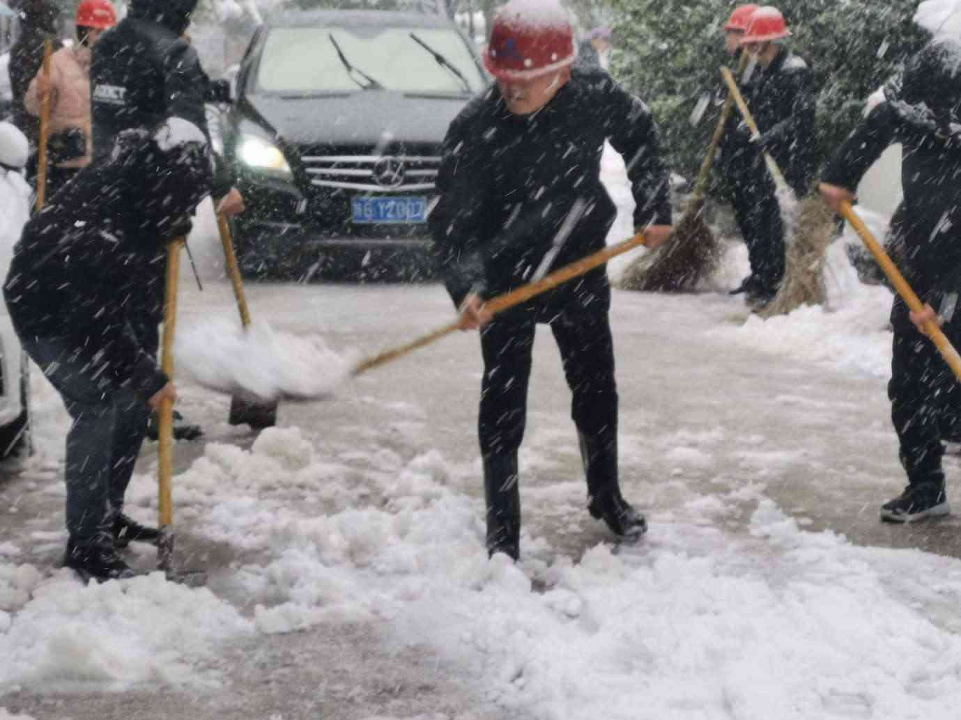 公司组织应急突击队参与市区铲雪