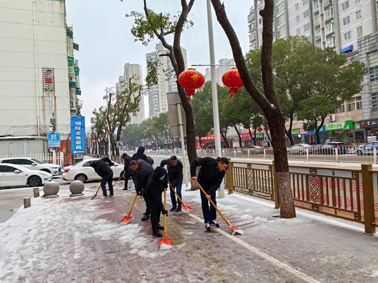 公司积极参与主城区除冰铲雪